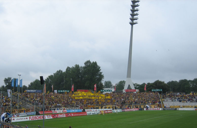 Rudolf-Harbig-Stadion-supporter.jpg