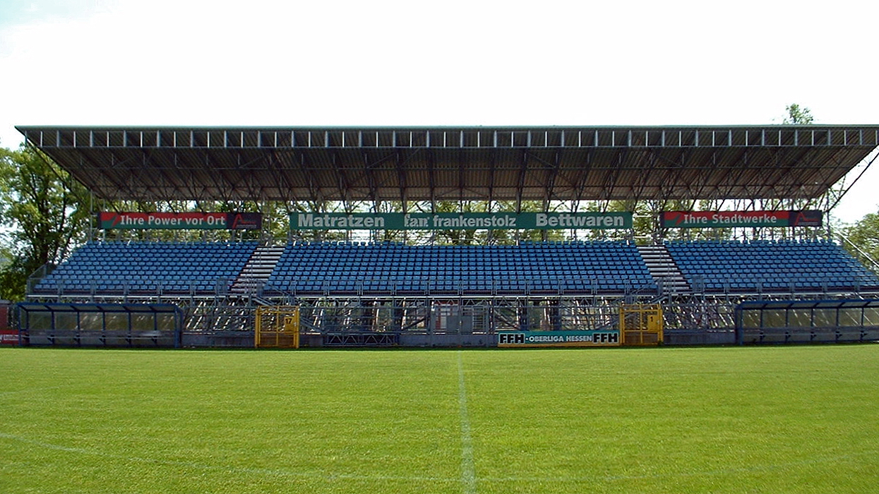 Aschaffenburg - Stadion am Schönbusch - Haupttribüne.jpg